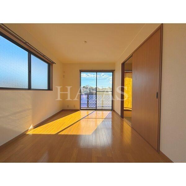 居室・リビング　同物件別部屋です。