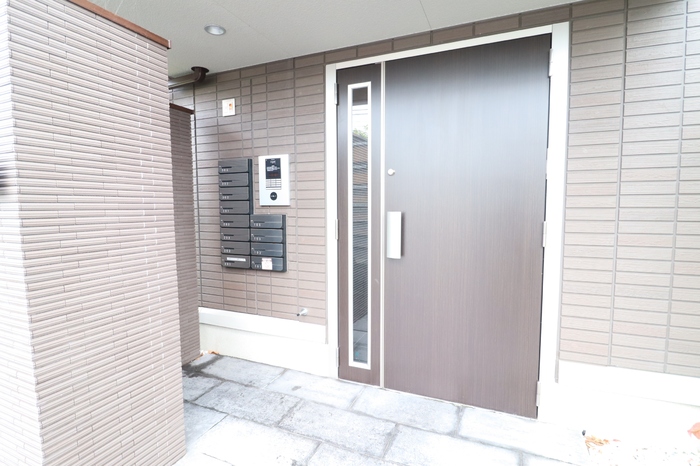 エントランス　横には宅配ボックス設置済みです♪