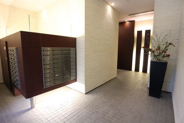 エントランス　★おしゃれな間接照明でお出迎え★