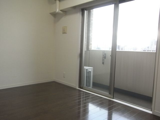 居室・リビング　約６．３帖の洋室