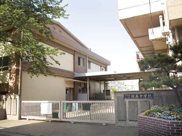 中学校　世田谷区立弦巻中学校（中学校）まで438m