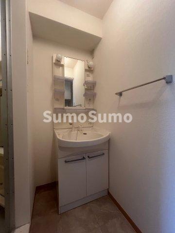 洗面設備　独立洗面台、小物を置くことができて便利です