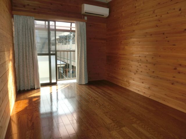居室・リビング　木に囲まれた居住スペース。