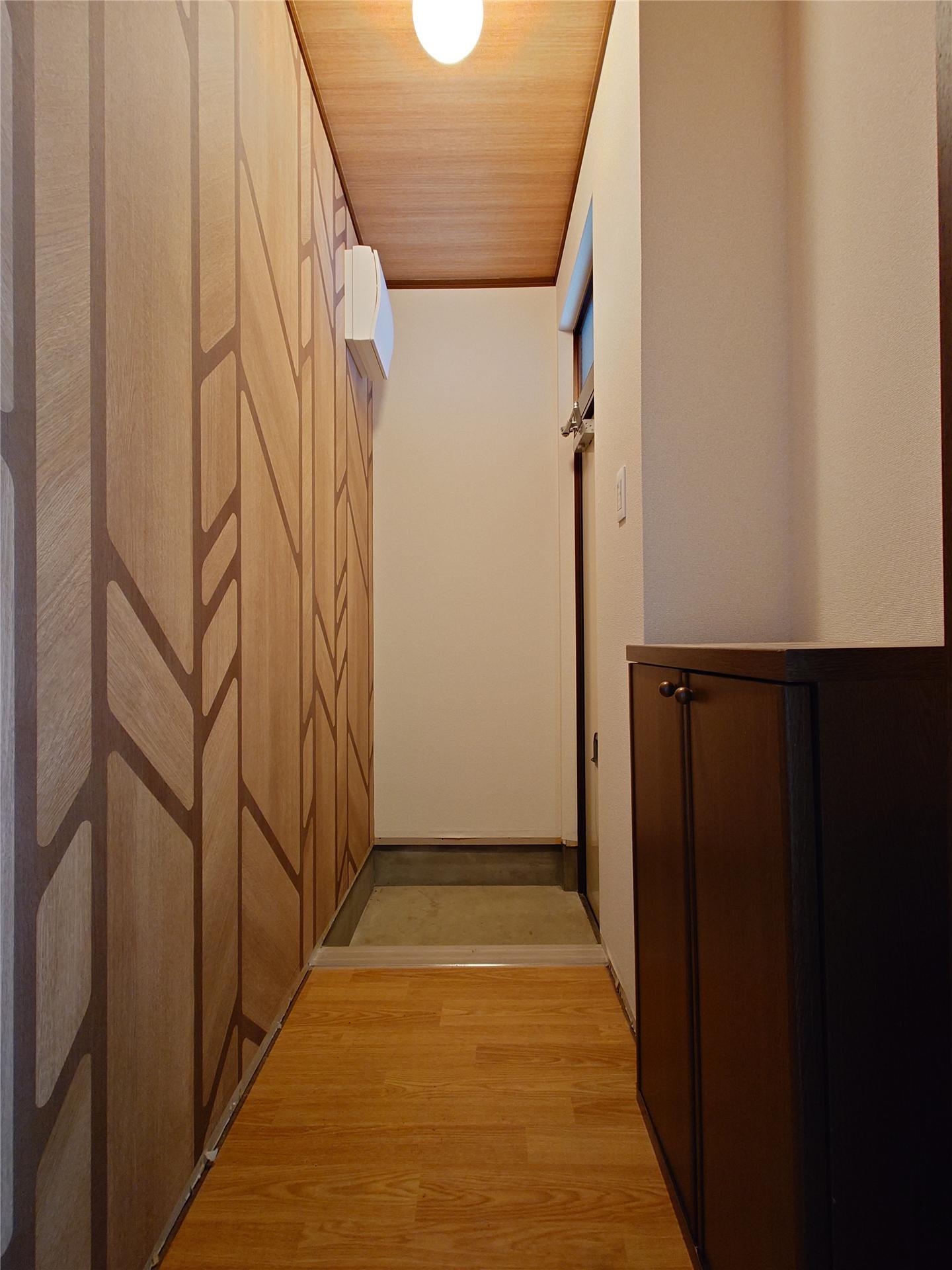 玄関　【リフォーム中画像】クロス・床全面張替