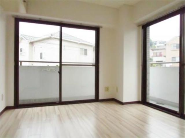 居室・リビング　５．５帖のフローリングのお部屋です