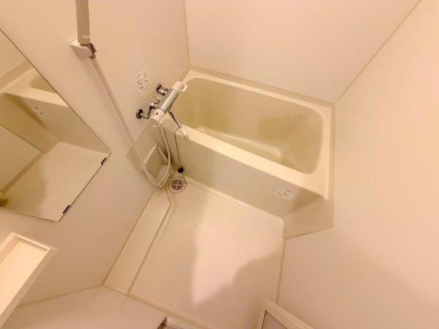 バス・シャワールーム　広めのお風呂は一日の疲れを癒してくれます。