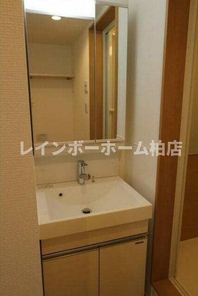 洗面設備　独立洗面台、小物を置くことができて便利です