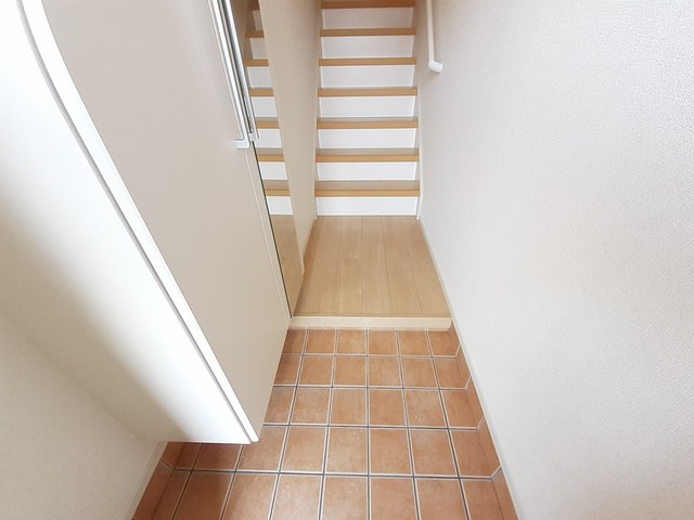 玄関　※同建物の別のお部屋の写真です。