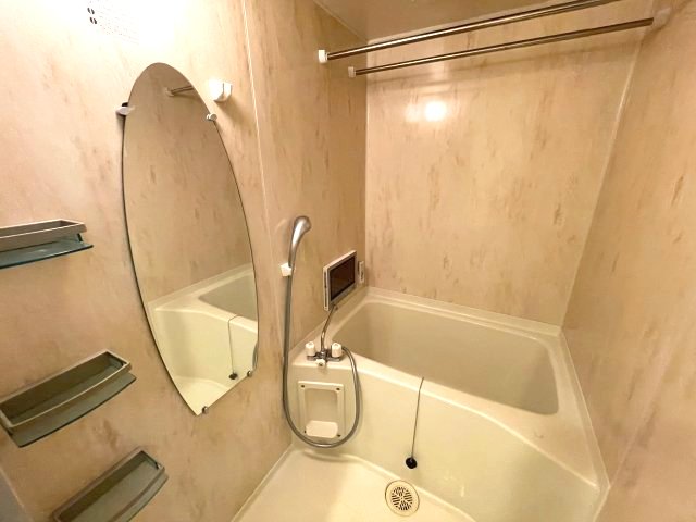 バス・シャワールーム　(参考)同マンション反転間取り他部屋の写真
