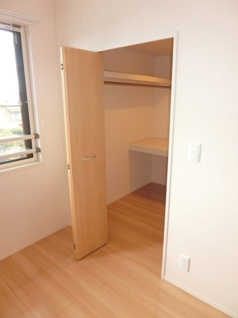 収納　ウォークインタイプの収納です