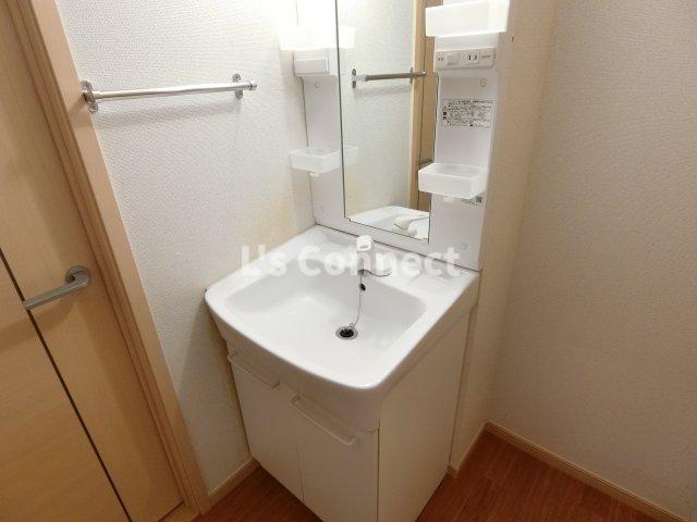 洗面設備　朝の支度もスムーズな独立洗面台。