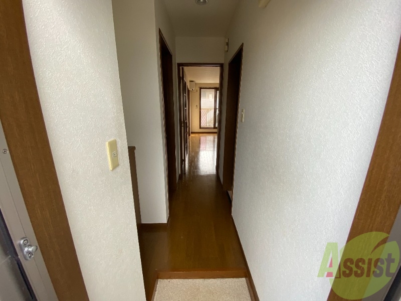 玄関　玄関からの様子です。すぐ部屋が見えないのは安心ですね。