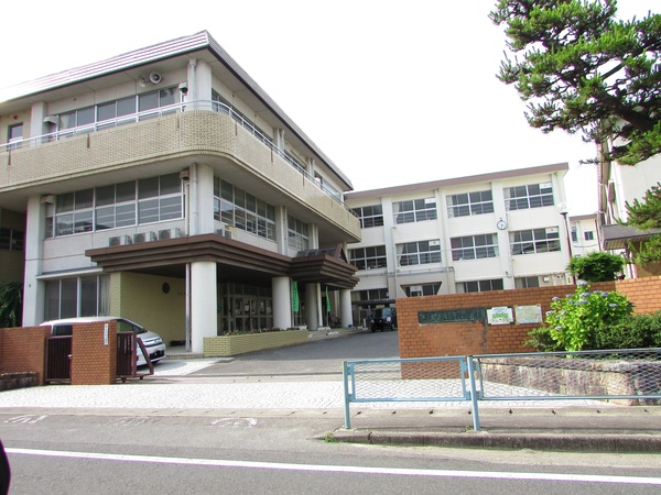 小学校　岐阜市立鶉小学校（小学校）まで968m