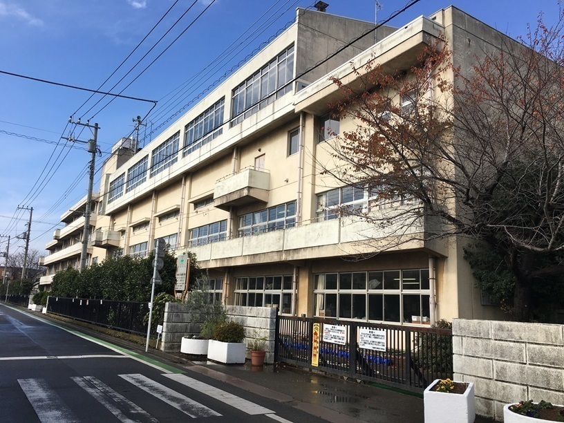 小学校　新宿小学校（小学校）まで370m