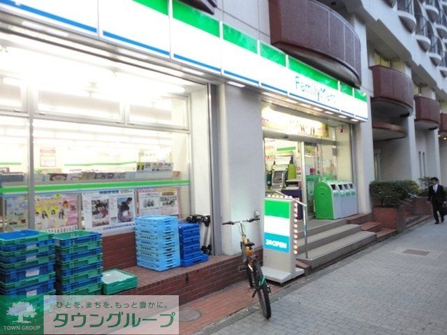 コンビニ　ファミリーマート幡ヶ谷本町店（コンビニ）まで207m