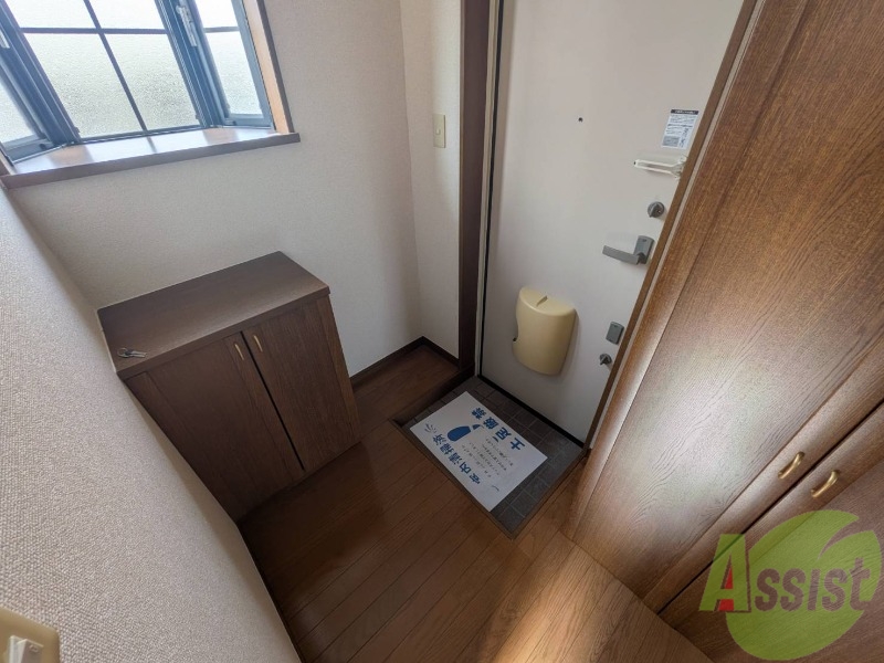玄関　玄関には収納もあって片付けも楽ちんです。
