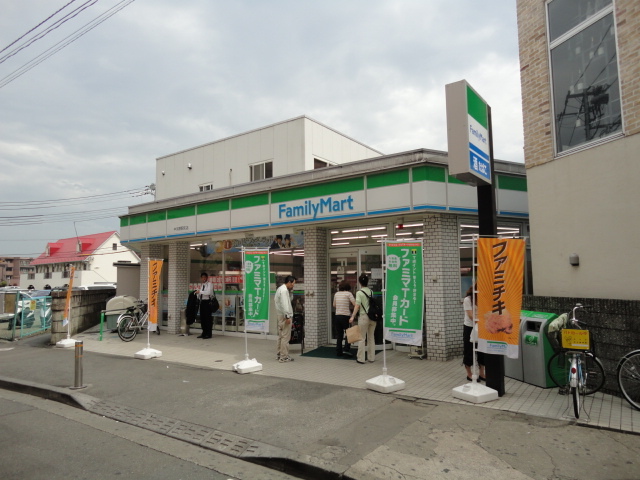 コンビニ　ファミリーマート（コンビニ）まで180m