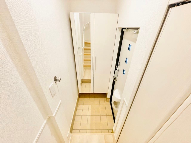 玄関　同一建物内３０２号室内装写真転載