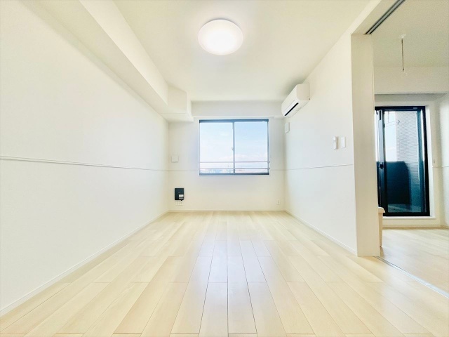居室・リビング　同一建物内３０２号室内装写真転載