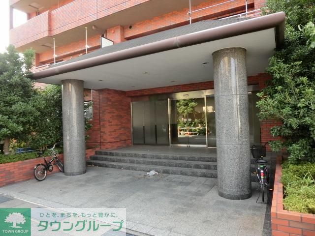 エントランス　重厚なエントランス入口です
