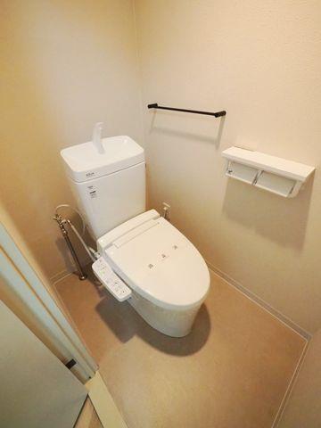 トイレ　人気のバス・トイレ別。嬉しい温水洗浄便座付きです