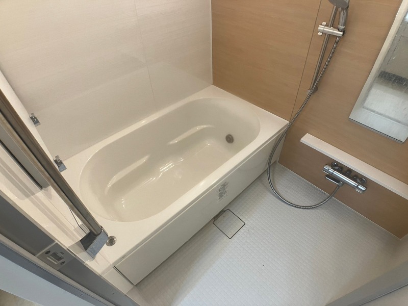 バス・シャワールーム　お風呂です。広々したバスでゆっくりくつろげます。