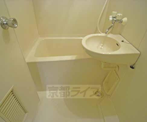 バス・シャワールーム　嬉しいお風呂・トイレ別です。