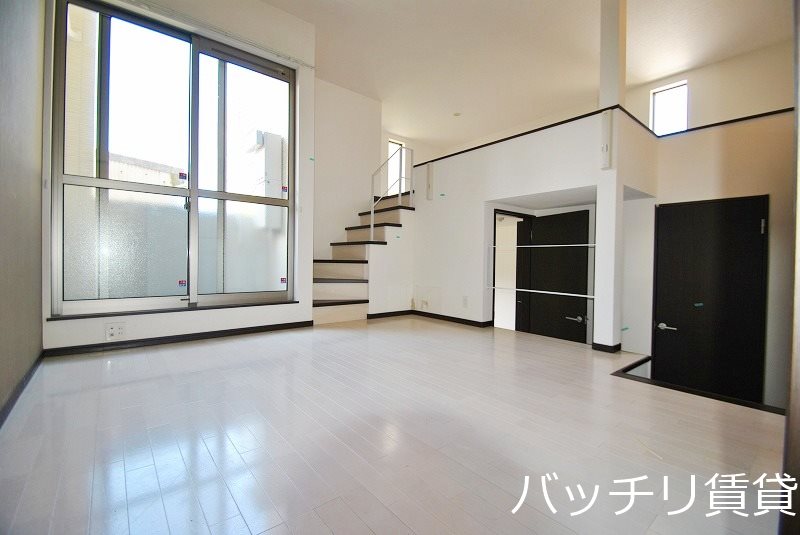居室・リビング　別号室の画像。現況を優先します。