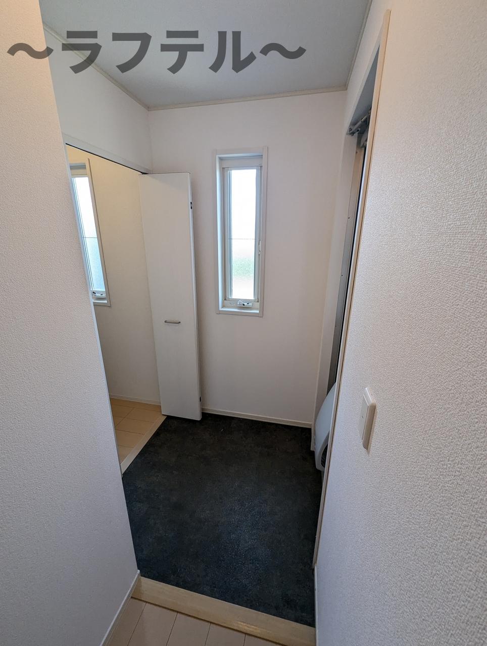 玄関　同メーカー施工　別部屋写真