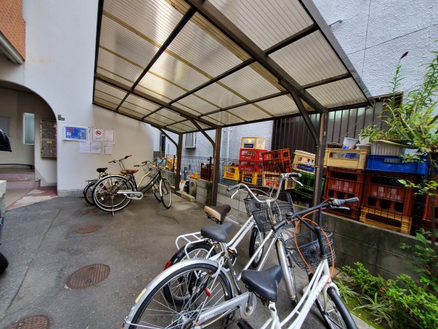 駐車場　屋根付きの駐輪場です。