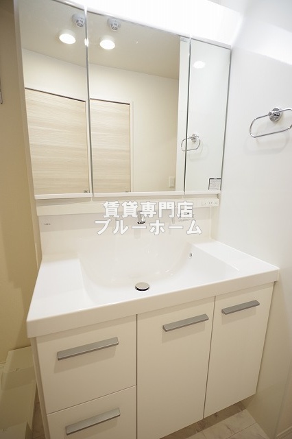 洗面設備　三面鏡独立洗面台！