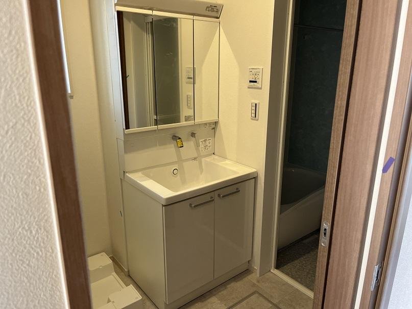 洗面設備　※同建物の別のお部屋の写真です。