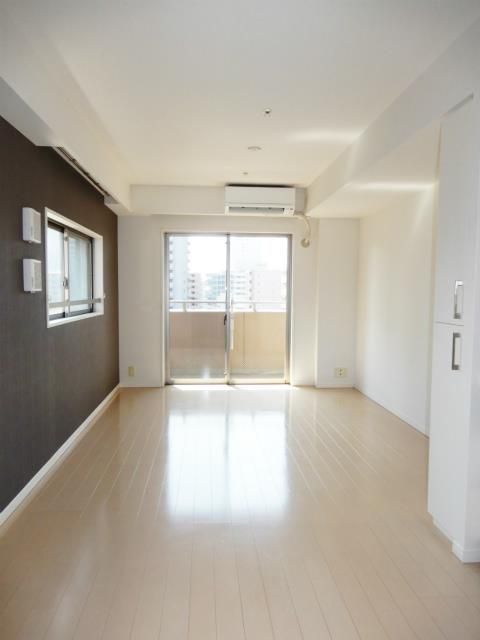 居室・リビング　落ち着いた色合いの床材を使用した居住空間です。