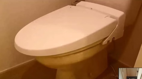トイレ　温水洗浄便座。
