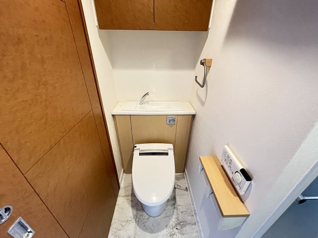 トイレ　落ち着いた色調のトイレです