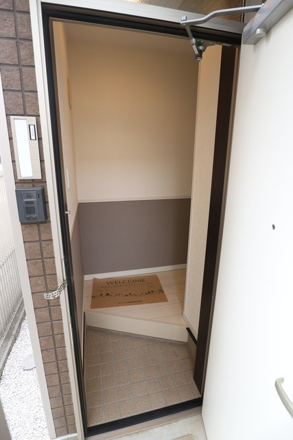 西武新宿線 久米川駅 徒歩13分 2階建 築15年の玄関写真