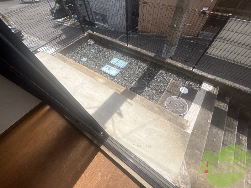 バルコニー　バルコニーはなく窓の外はこのようになっております。