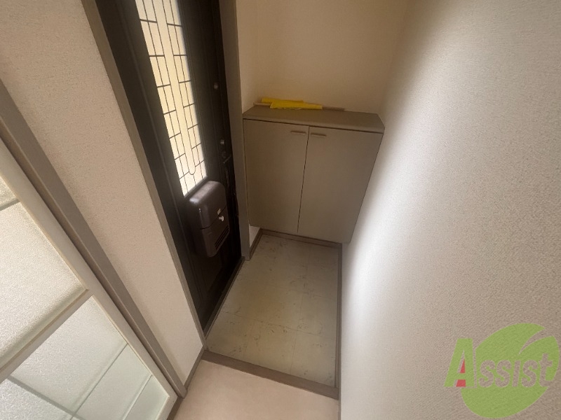 玄関　こちらは玄関のお写真です。広々としていて靴の着脱に便利です