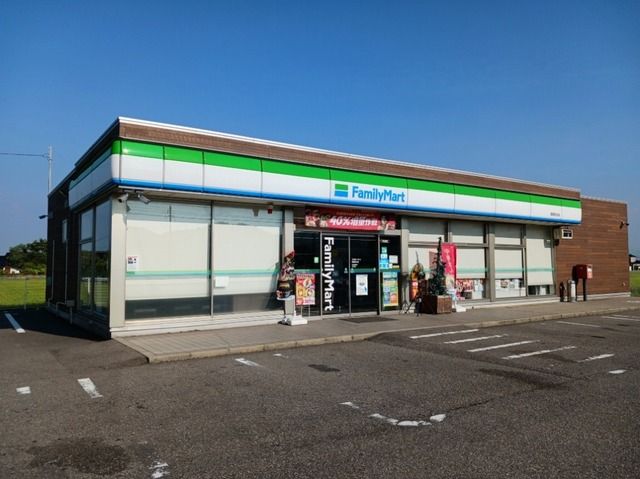 コンビニ　ファミリーマート（コンビニ）まで800m