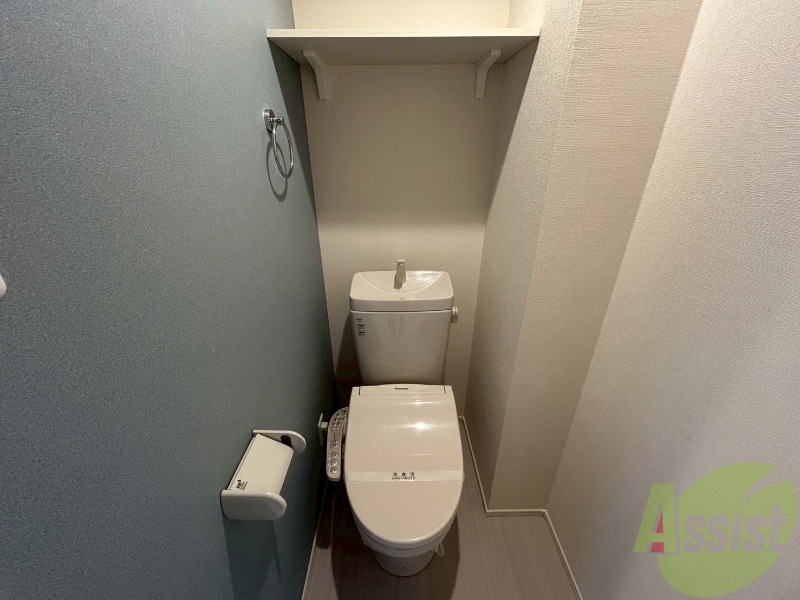 トイレ　棚があり、トイレットペーパーなどのストックも可能です。