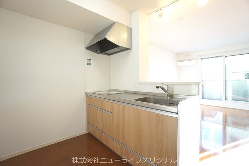 キッチン　スライド式収納を採用したシステムキッチン※別室参照、現況優先