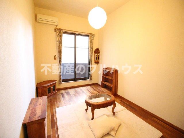 居室・リビング　居室：エアコン＆照明・無料レンタル家具付／写真は別室