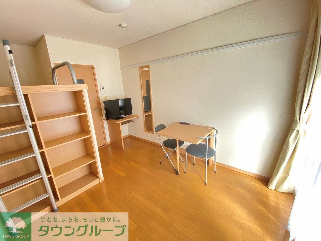 レオパレス岸町の居間写真