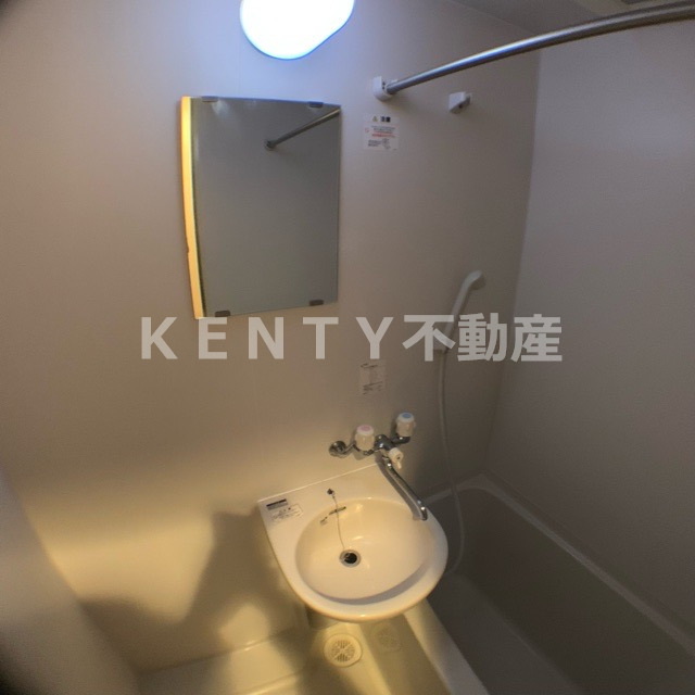 洗面設備　明るい洗面所です