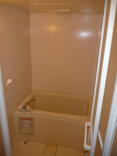 バス・シャワールーム　ゆったりしたサイズのお風呂です。