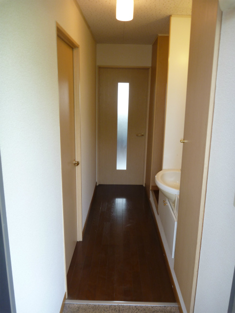 玄関　DKに入る前にドアがあります。