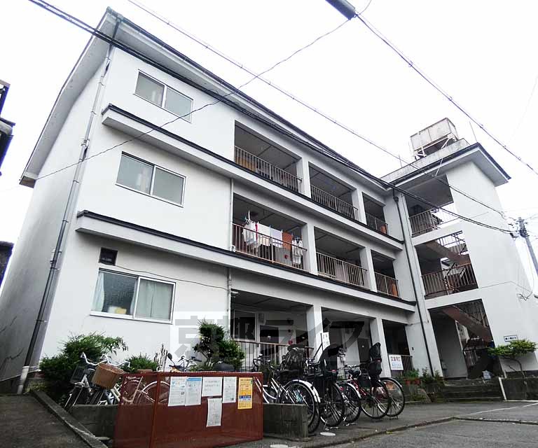 京都市東山区本町１６丁目のマンションの建物外観