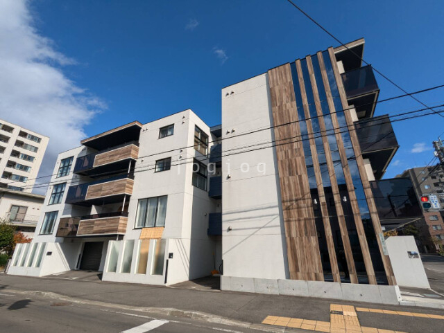 【札幌市中央区南十六条西のマンションの建物外観】