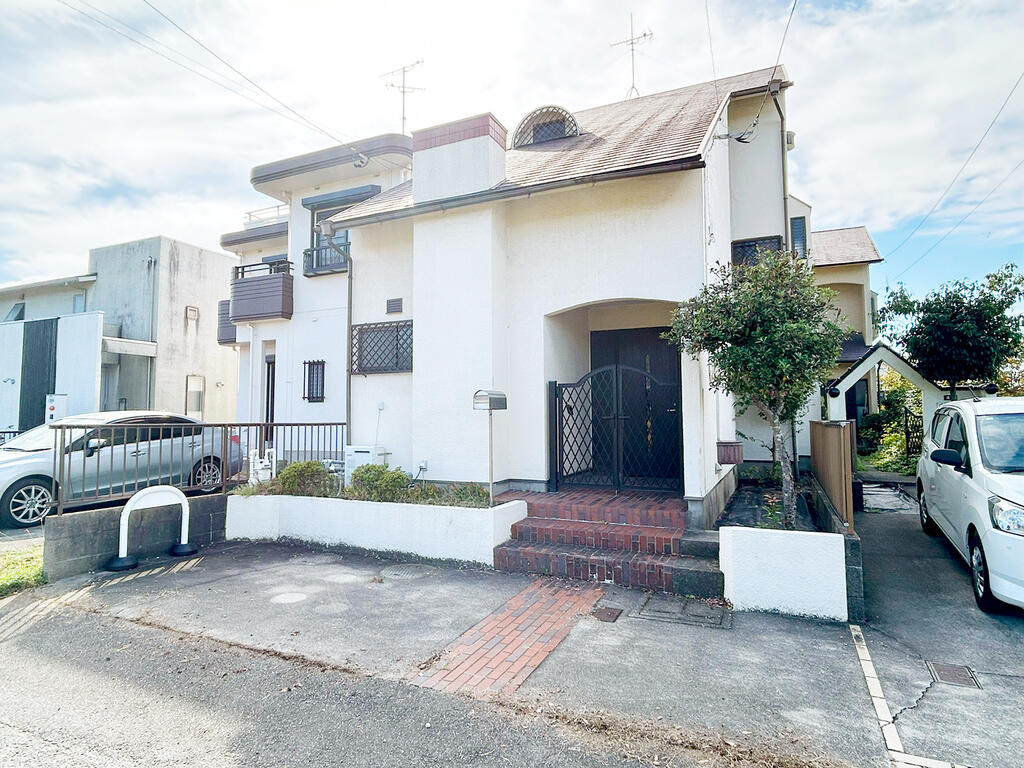 尾張旭市上の山貸家の建物外観