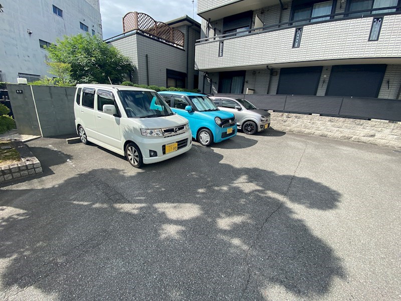 【姫路市山野井町のマンションの駐車場】